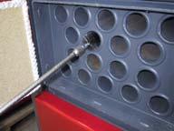 19 4.2 Vedligeholdelse af kedel Kedlen bør renses når der er en belægning på ca. 2 mm., fordi belægningen isolerer så en del af varmen ikke overføres til kedelvandet.