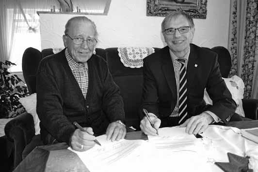 Noch vor Weihnachten unterzeichneten der TV Rechberghausen, vertreten durch seinen 1. Vorsitzenden Heinz Wenninger, und Bürgermeister Reiner Ruf den Nutzungsvertrag für den TV-Sportplatz.