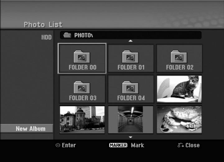 Få vist en JPEG fil Optageren kan afspille JPEG filer. Før du afspiller JPEG filer, bør du læse om Fotofilkrav til højre herfor. 1. Tryk på HOME. Menuen HOME vises. 2. Vælg valgmuligheden [PHOTO]. 3.