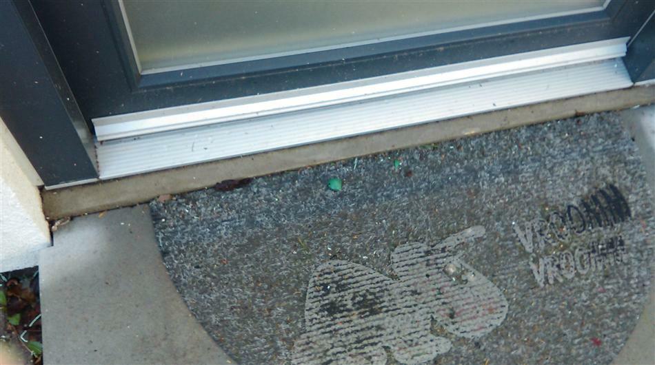 1.4. Ubeskyttet overside af sokkel Byggeteknisk svigt Sokler under hoveddøre er ikke afdækkede og er således ubeskyttet mod vejrlig og mekaniske påvirkninger.