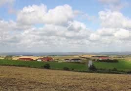 Området syd for Ashøj er et lettere kuperet landskab omkring Hjælpensbjerg, der flader ud mod sydøst og Hurup.