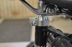 Sadlen kan trinløst justeres frem og tilbage i længderetningen ved at aktivere låsepaddel, på cylinder i højre side af cyklen.