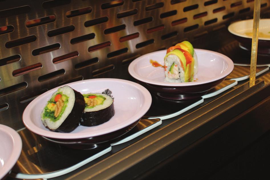 Båndet hos Tokyo Hut er indrettet, så de kinesiske varme retter holdes varme på det øverste bånd, mens det nederste bånd holdes køligt til sushi, frugt og desserter.