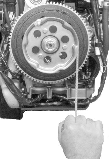 BETJENING 2. Sæt påhængsmotoren i neutrl (N). N R N F o00351 24835! ADVARSEL Når motoren strtes med nødstrtsnoren, fungerer eskyttelsen mod t strte i ger ikke.