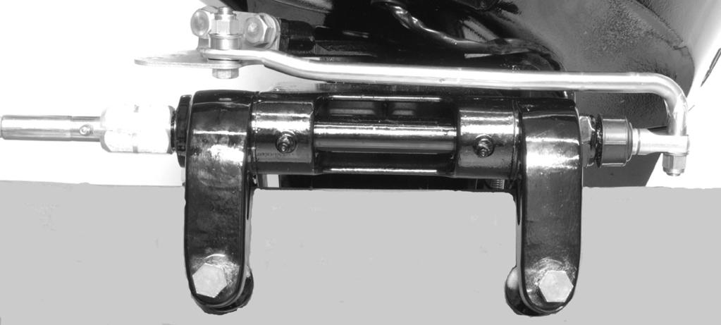 VEDLIGEHOLDELSE Styreklets smørenippel (hvis udstyret dermed) Drej rttet for t trække styreklets ende helt tilge og ind i påhængsmotorens tiltrør. Smør gennem nippel.