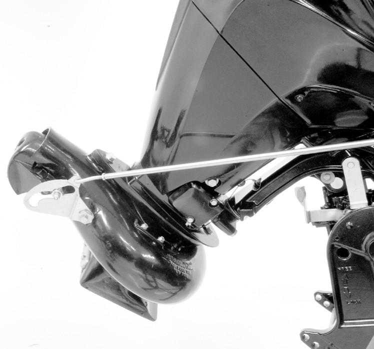 VEDLIGEHOLDELSE 2. Drej styringen på påhængsmotoren, så ftpningshullet vender nedd. Fjern ftpningsproppen og tp motorolien over i en egnet eholder.