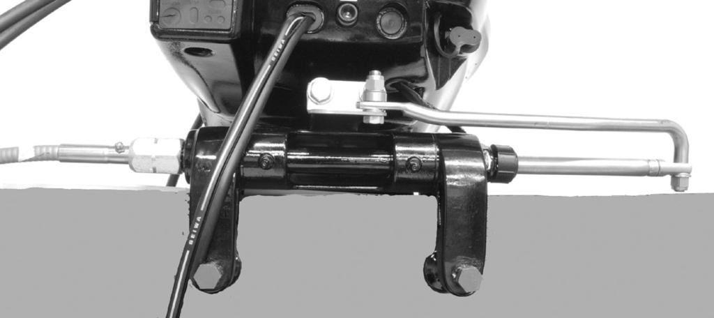 MONTERING AF MOTOR Sml styreforindelsesrmen på motoren med en olt, låsemøtrik, mellemstykke og en fld spændeskive. Strm låsemøtrikken til specifiktionerne.