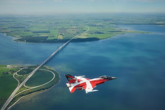 Bemalingen af F-16 kampflyet er en oplagt mulighed for både at fejre flaget og samtidig vise danskerne, at F-16 kampflyene aldrig er langt væk, hvis der skulle være brug for det.