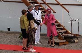 Dagens blomsterpige Iben Frederikke Jørgensen overrakte dronningen kommunens velkomstbuket.