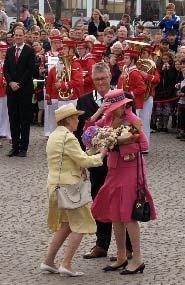 Dronning Margrethe havde på slotskajen i Sønderborg store problemer med sin hovedbeklædning, hatten.