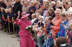 Dronning Margrethe hilste pænt på de fremmødte langs Slotskajen og modtog