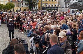 Adskillige sønderjyder havde taget opstilling på kajen i Sønderborg, for