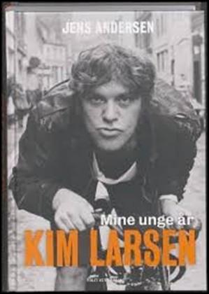Jens Andersen ikke blot holdt foredrag om, men spillede Kim Larsen, når han læste citater fra sin bog: Jens Andersen mødte Kim Larsen på Skanderborg festivalen, hvor han