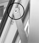 Betjening med paskvil Det sidestyrede vindue kan også leveres med kantpaskvil, der betjenes med et greb, monteret i rammens lukkeside.