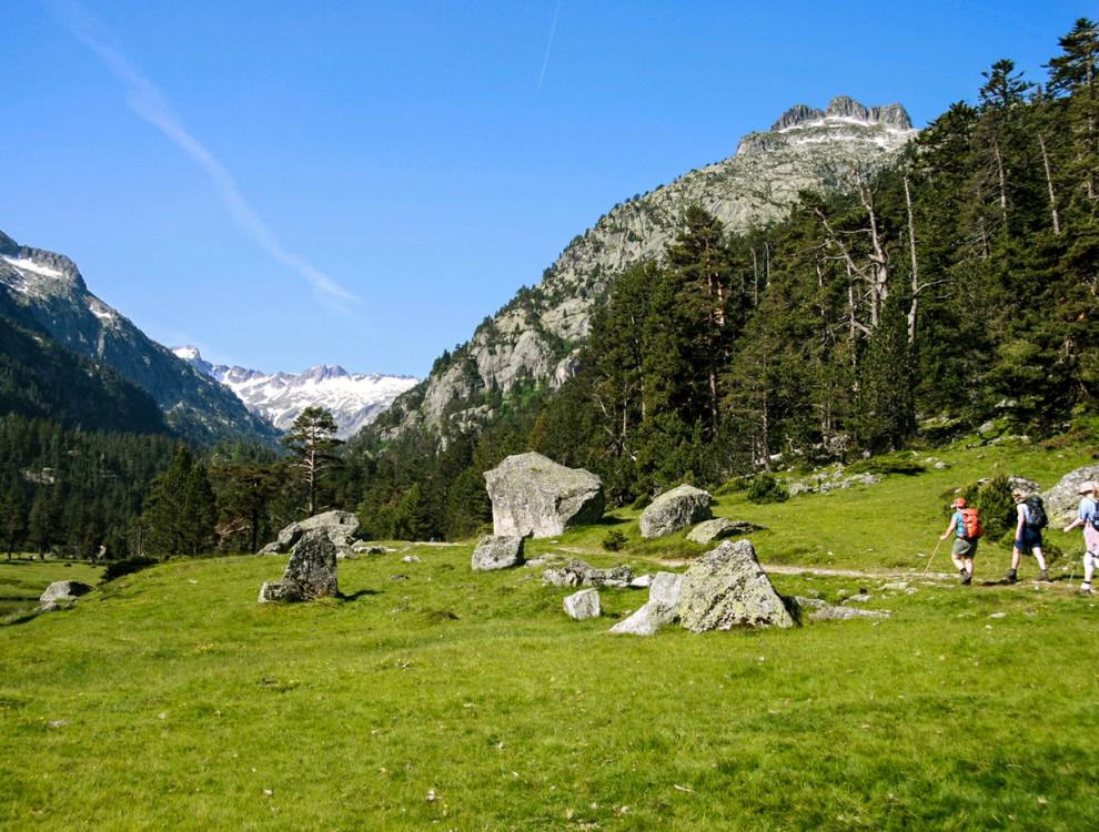 970 Sværhedsgrad: 3 Du skal vandre gennem Pyrenæernes fantastiske landskaber med stejle bjergsider, dybe dale og imponerende panoramaudsigter.