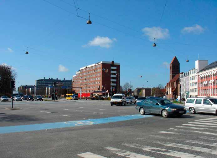 Karreen nord for Aldersrogade består i den østlige ende ud mod Lyngbyvej af 4½ etages randbebyggelse med boliger og en butik i stueetagen, mens den vestlige del består af erhvervsbebyggelse i 2½-5
