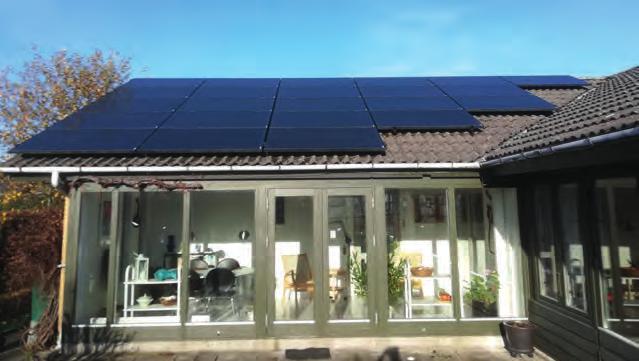 Et solcelleanlæg Solpaneler, taghældning og elproduktion I 2012 kostede solcelleanlægget på billedet 106 000 kr. I skal undersøge, om det, indtil videre, har været en god investering.