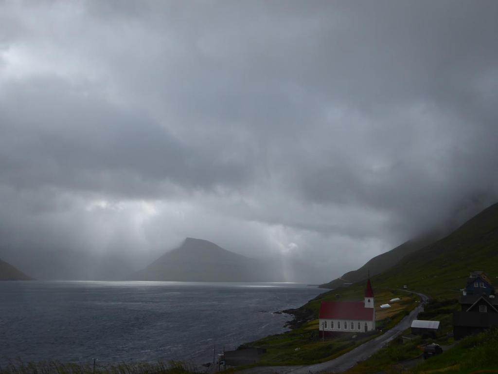 Det er ofte tåget og regnfuldt på Færøerne.