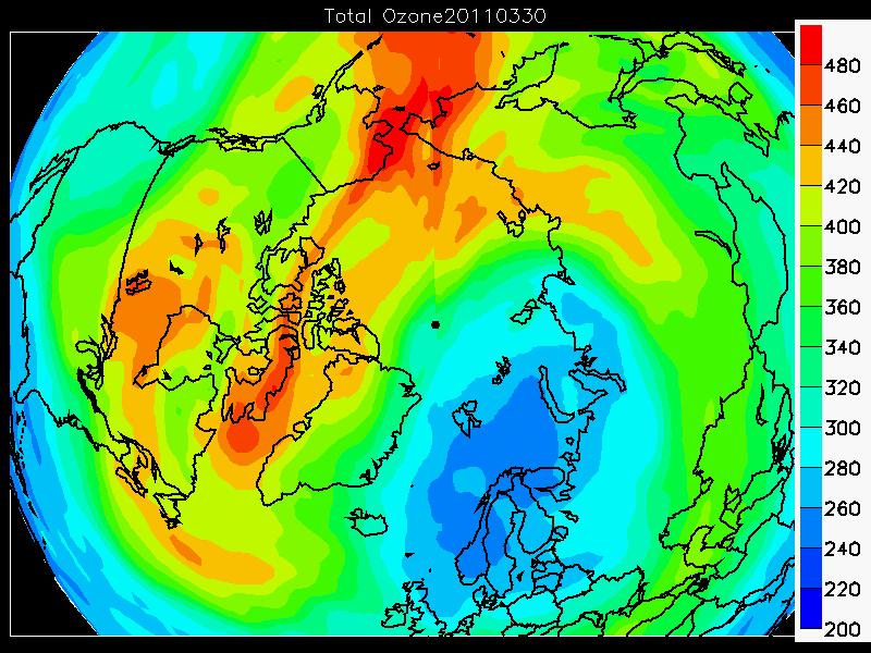 ozonsonder fra Pituffik. En tydelig nedgang ses i ozonkoncentrationen mellem 15 og 22 km s højde, hvor ozonen mere end halveres i februar og marts.