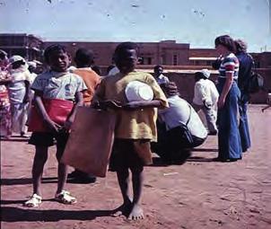 2 Stop alle former for fejlernæring Sudan var også dengang et fattigt land, så der var ikke råd til at give flygtningene ret meget mad.