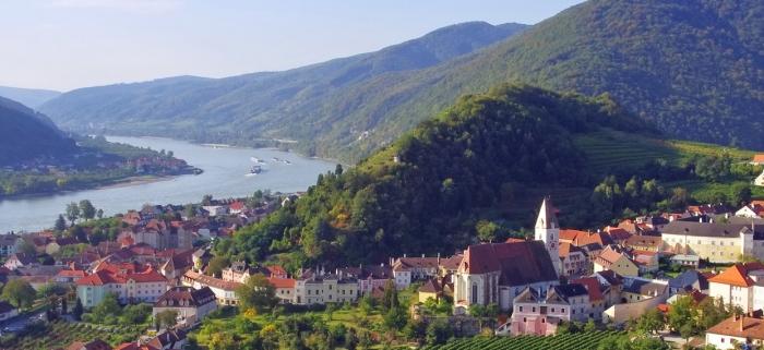 Flodkrydstogt på Donau - med fly Her får du en fantastisk flodrejse på den allermest populære strækning af Donau, fra Passau til Budapest.