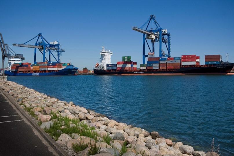Containerterminal Den eksisterende containerterminal flyttes fra Levantkaj i Orientbassinet til spidsen af den nye landopfyldning, hvor der etableres en ny containerterminal på den nordøstlige del af