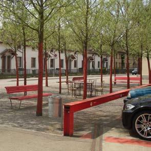 De røde træer, bænkene, bommene og de optegnede parkeringspladser markerer midlertidige funktioner, der med tiden kommer til at vige pladsen for andre programmer.