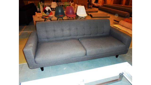 Auk: 3526 Kat: 58. Auk: 3526 Kat: 59. Auk: 3526 Kat: 60. Bænk, massiv eg, olieret, L 209 B 35 H 46 cm, (ubrugt/-emballage) 3 personers sofa, grå stof, L 205 cm, NB!