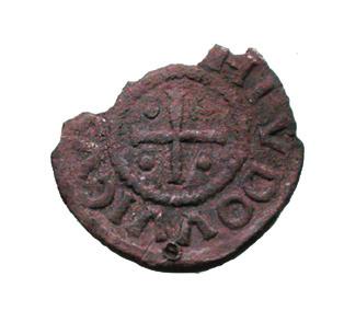 Her er en penning præget under kejser Ludvig den Fromme (814-840). Der har været en nitte på den, så den kunne bruges som hængesmykke. Mønten var sikkert hel, da den blev tabt for over 1000 år siden.