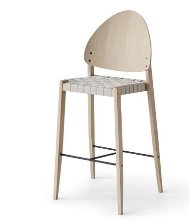 The bar stool is available in 2 heights. Skjold is available in group 2. Skjold bar stolen er designet af arkitekt Troels Grum-Schwensen.
