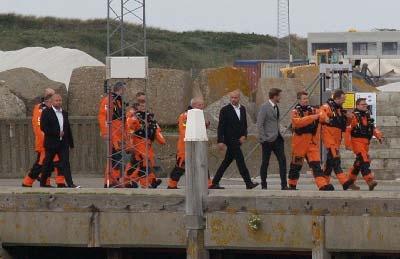 Indvielse af Danmarks største havmøllepark på havnen i Hvide Sande Kronprins Frederik spadserede efter indvielsesfesten i Hvide sande forbi auktionshallen omklædt til en tur i helikopter.