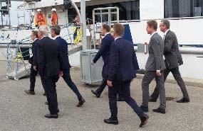 Kronprinsen var et stort smil, da han iført sikkerhedstøj, sammen med klima, energi og forsyningsminister, Dan Jørgensen, begav sig mod