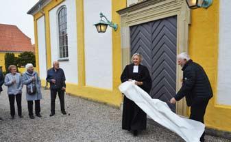 Afsløringen af historisk facadedør Ved en reception efter gudstjenesten den 19.
