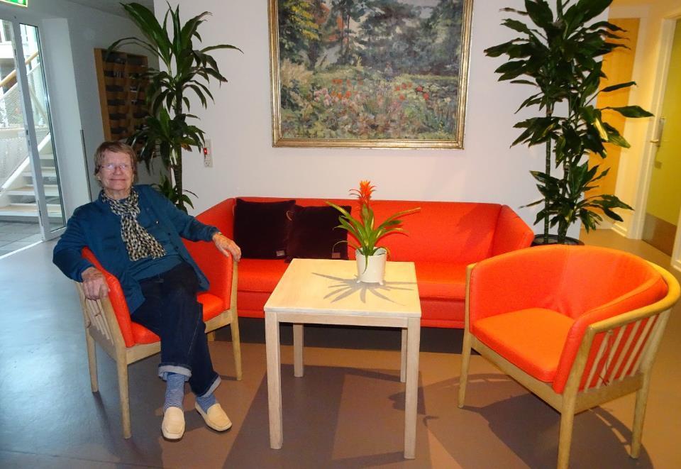 Sofaen giver varme knus! De nye, flotte orange møbler ved Salems administration bliver bemærket af mange. Ikke alene er de gode at sidde i, men farven er også opsigtsvækkende og meget varm.