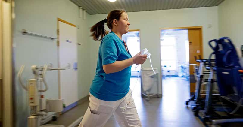 Flere sygeplejersker skal sikre mindre overbelægning og mindre travlhed, mener både sundhedsminister Magnus Heunicke (S) og formand for DSR, Grete Christensen Masser af patienter på hospitalsgangene