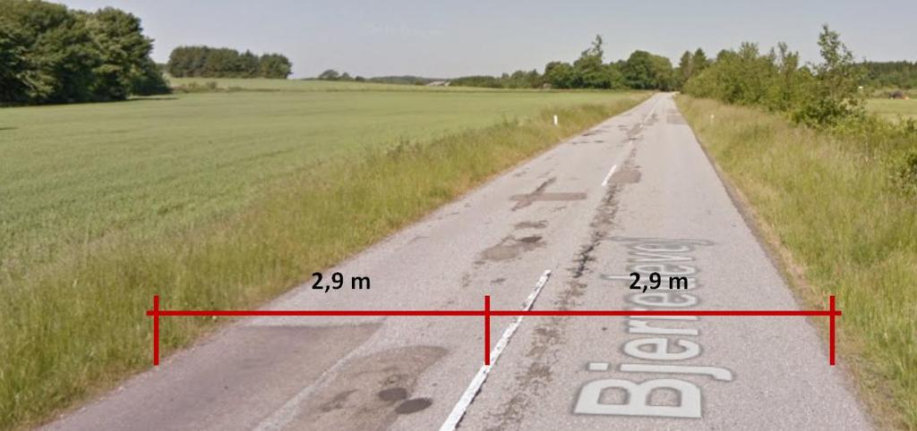 Figur 3: Udseende af Slimmingevej med angivelse af vejbredden. Kilde: Google Street view. Bjerredevej er en mindre fordelingsvej i åbent land.