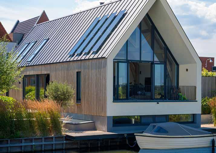 GreenCoat i prisvindende arkitektur Longhouse, Holland Arkitekt: Rick Eijsbouts, Architecten Studio-pls Det "rustikke, moderne" Longhouse er med et tag fremstillet af GreenCoat - prælakeret stål, der