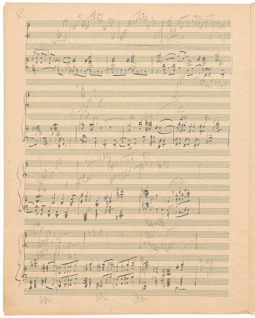 Kilde B, autogra, kladde, articel, ørste sats, t.04-8: orkestersatsen (i klavernotation) med blæk, mens antydninger a solostemmen eterølgende er tiløjet med blyant oven over orkestersatsen.