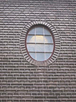 3 forskellige typer vinduer, herunder firerammede og torammede. I de nyere bygninger findes dels flere høje, faste vinduespartier dels ovale vinduer samt adskillige med tremmer for.