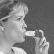 3. Pust ud, men ikke gennem mundstykket i Assieme Turbohaler. 4. Hold forsigtigt om mundstykket med tænderne og luk læberne omkring det. Tag en dyb og kraftig indånding. 5.