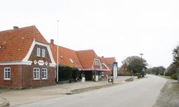 Den oprindelige rækkegårdsbebyggelse opleves stadig tydeligt i landskabet og særligt langs Kirkehøjvej og Enggårdsvej, hvor der findes flere velbevarede gårde og villaer.