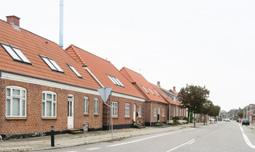 Desuden udgør det gamle mejeri, købmandsgården, møllegården og hovedgården Åbjerg vigtige, fortællende elementer med høje arkitektoniske værdier. Forbindelsen til Nørresø er ligeledes værdiskabende.
