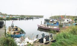 Området bærer i høj grad præg af den nuværende turisme, men enkelte ældre fiskerhytter er bevaret langs kysten nord for Skavenhus, hvilket sikrer miljøet en vis kulturhistorisk værdi.