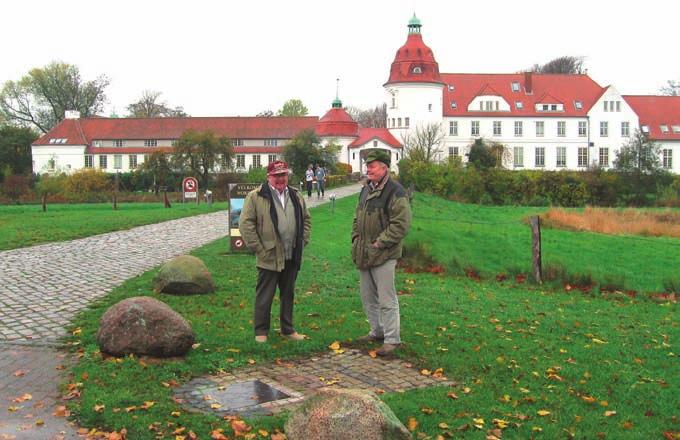 Erik Manthei Nielsen og Johannes Diederichsen på stedet hvor den tyske vagthytte stod foran slottet.