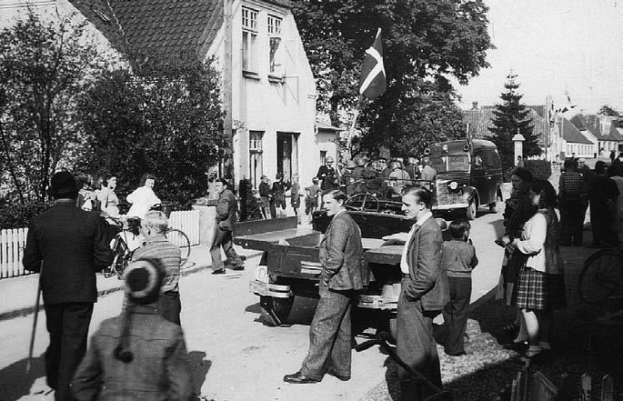 Onsdag den 9. maj 1945 strømmede civile og frihedskæmpere mod slottet for at opleve de sidste tyske soldater forlade byen.