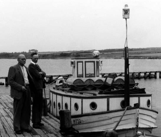 Landmand og fisker på Nordborg Sø, Peter Diederichsen og hans søn Johannes ved passagerfærgen Kathrine, der sejlede mellem Sundeved og Als (Ballebro og Hardeshøj).