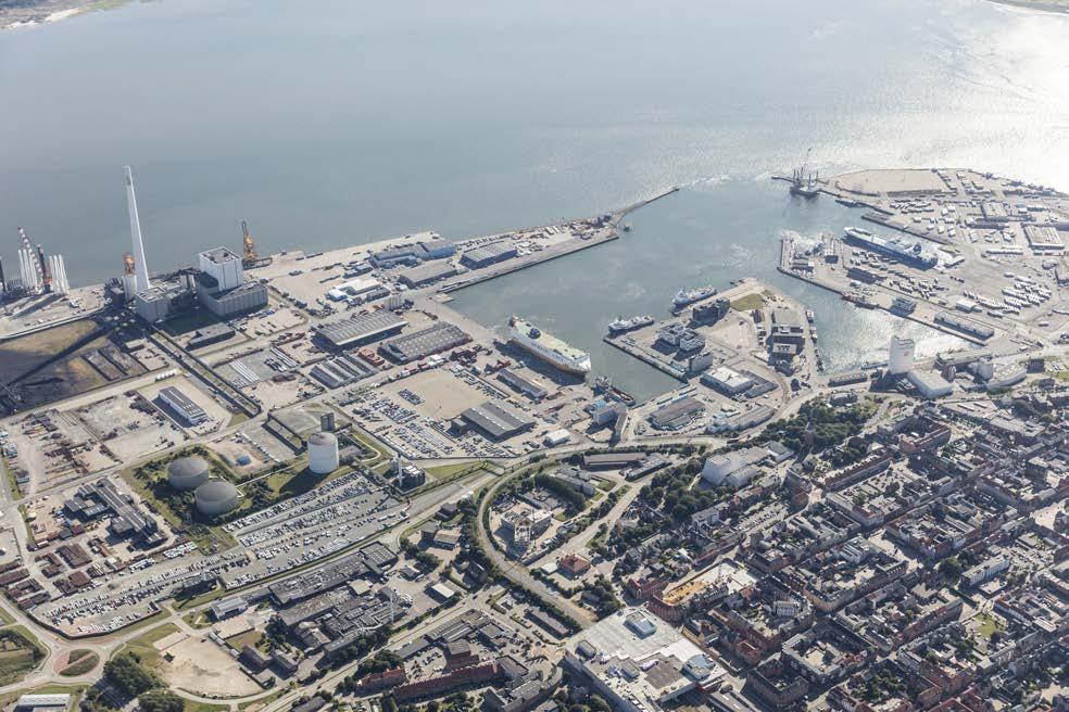 Nederst ses dokhavnen og Sønderhavn samt lidt af havneområderne. Fotos: Esbjerg Havn.