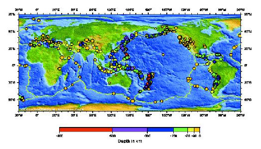 De sorte prikker viser jordskælv i en 15-års periode, sådan at de sorte områder med mange jordskælv viser grænserne mellem jordens lithosfæreplader.