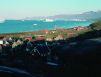 Fig. 13 Den forladte mineby Qullissat ved Diskobugten før og efter tsunamien. (Foto: Lotte Melchior Larsen, GEUS). 7.
