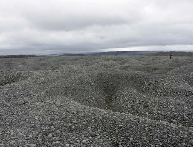 Kollapset smeltevandsslette, Brúarjökull, Island. Øverst til venstre: Strømmende smeltevand har aflejret sand og grus ovenpå dødis.